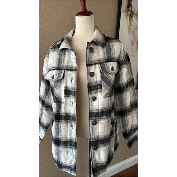 🆕Fur lined plaid oversized shacket - Picture 5 of 10